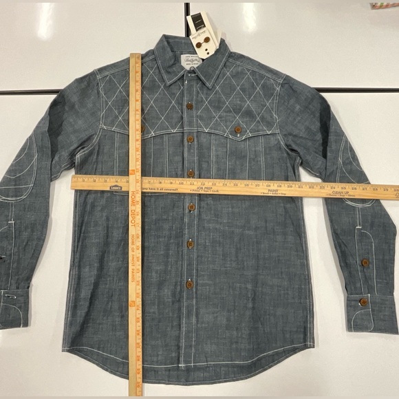 NWT Men's UNDER TWO FLAGS Medium Wooden Button Long Sleeve Denim Shirt - Picture 8 of 8